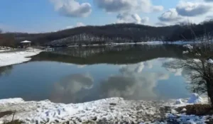 دریاچه سقالکسار؛ راهنمای کامل سفر به پاک‌ترین سد خاکی گیلان