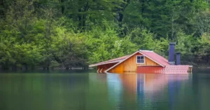 دریاچه سقالکسار؛ راهنمای کامل سفر به پاک‌ترین سد خاکی گیلان