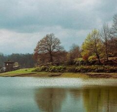 دریاچه سقالکسار؛ راهنمای کامل سفر به پاک‌ترین سد خاکی گیلان