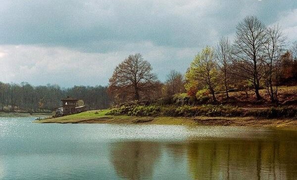 دریاچه سقالکسار؛ راهنمای کامل سفر به پاک‌ترین سد خاکی گیلان
