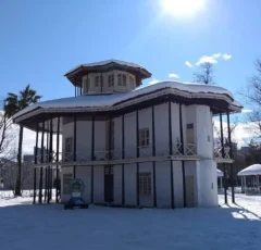 راهنمای کامل بازدید از عمارت کلاه فرنگی رشت در باغ محتشم